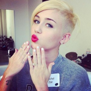 miley-cyrus-au-shooting-photo-cosmopolitan.jpg